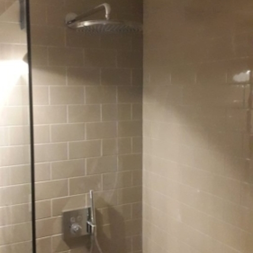 VVS installatør udfører installation af bruseniche med armatur og bruser