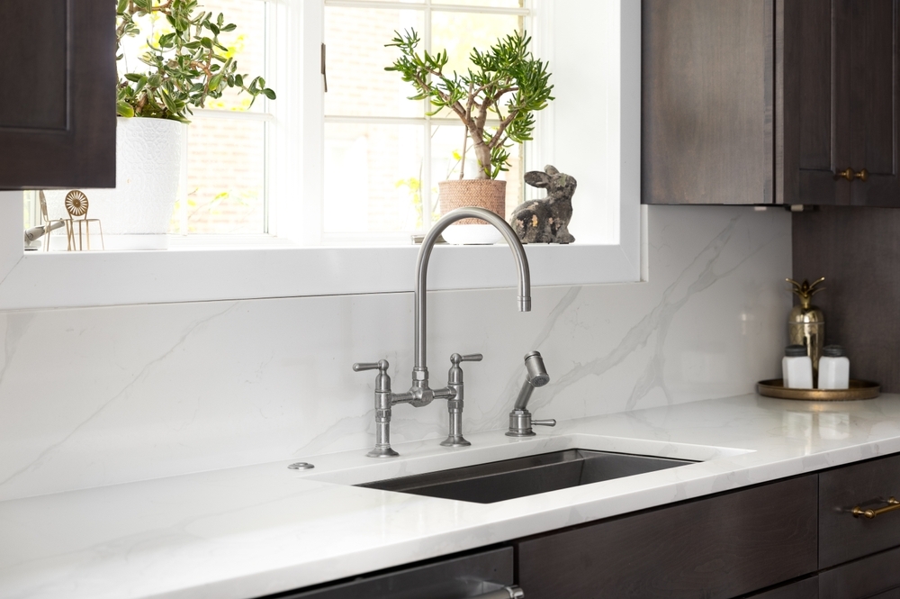 Moderne køkken med vask, armatur og bordplade i stilrent design