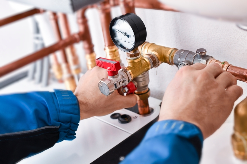 VVS installatør udfører VVS service og justering af varmeanlæg og rørinstallation