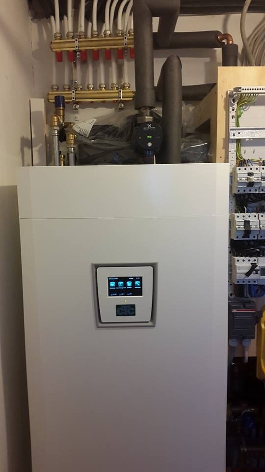 VVS installatør udfører installation af varmepumpe og gulvvarme med professionel VVS service