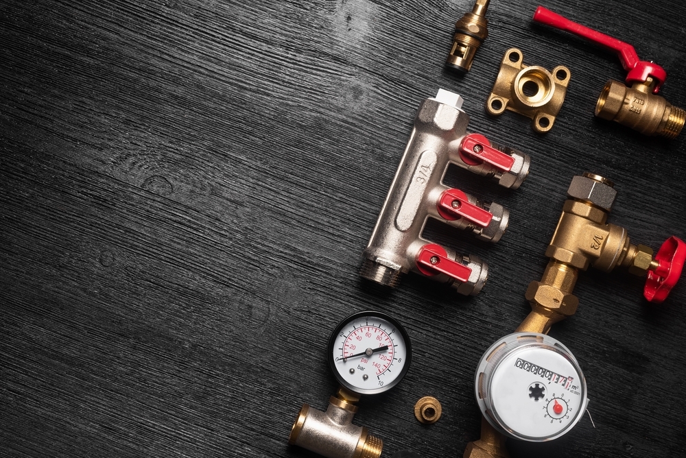 VVS installatør arbejder med VVS komponenter til installation og professionel VVS service